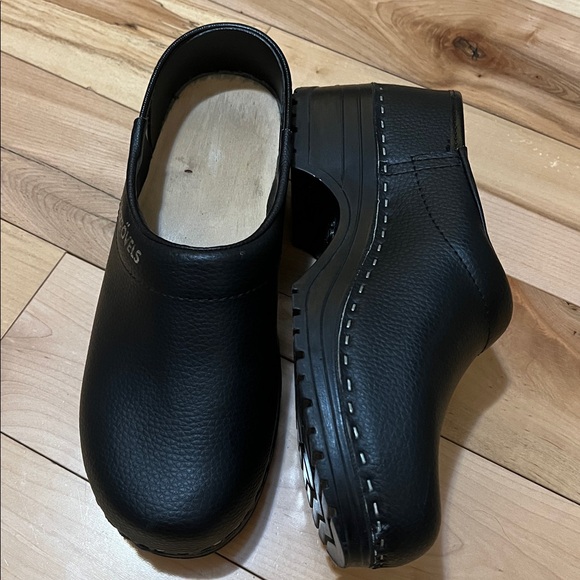 Strovels 304 Black Leather Clogs - Picture 12 of 16